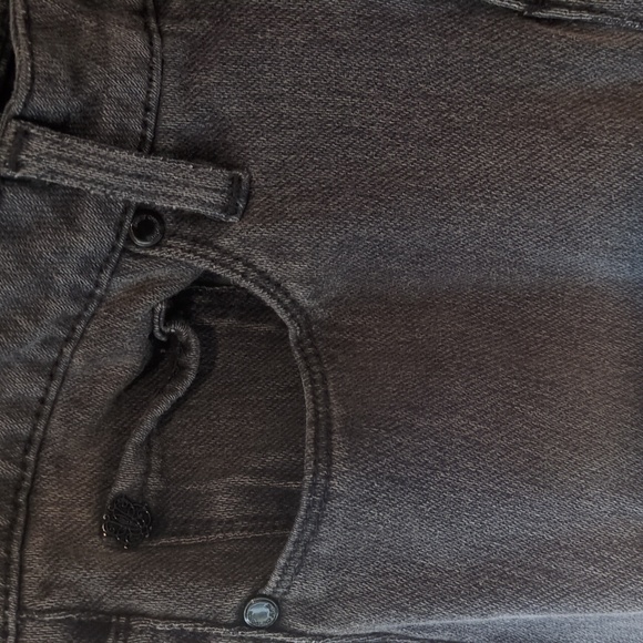 Skinny - Picture 5 of 10